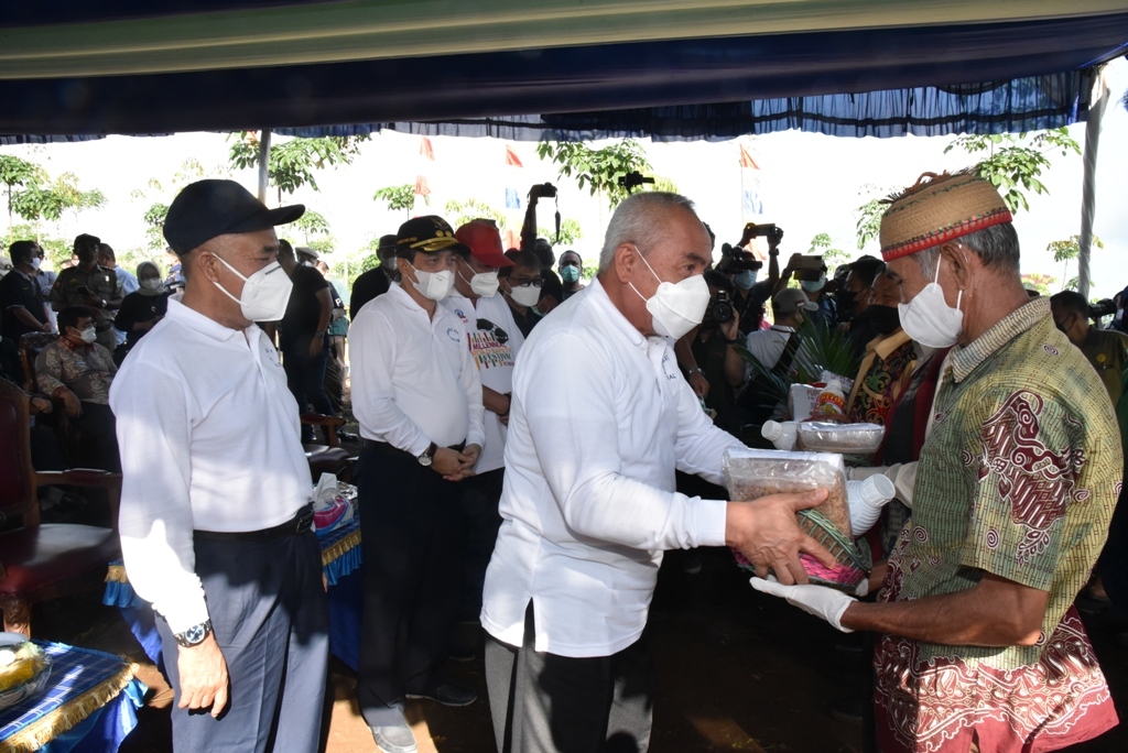 Serahkan Bantuan di Juaq Asa